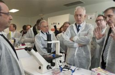 French President Francois Hollande in the lab